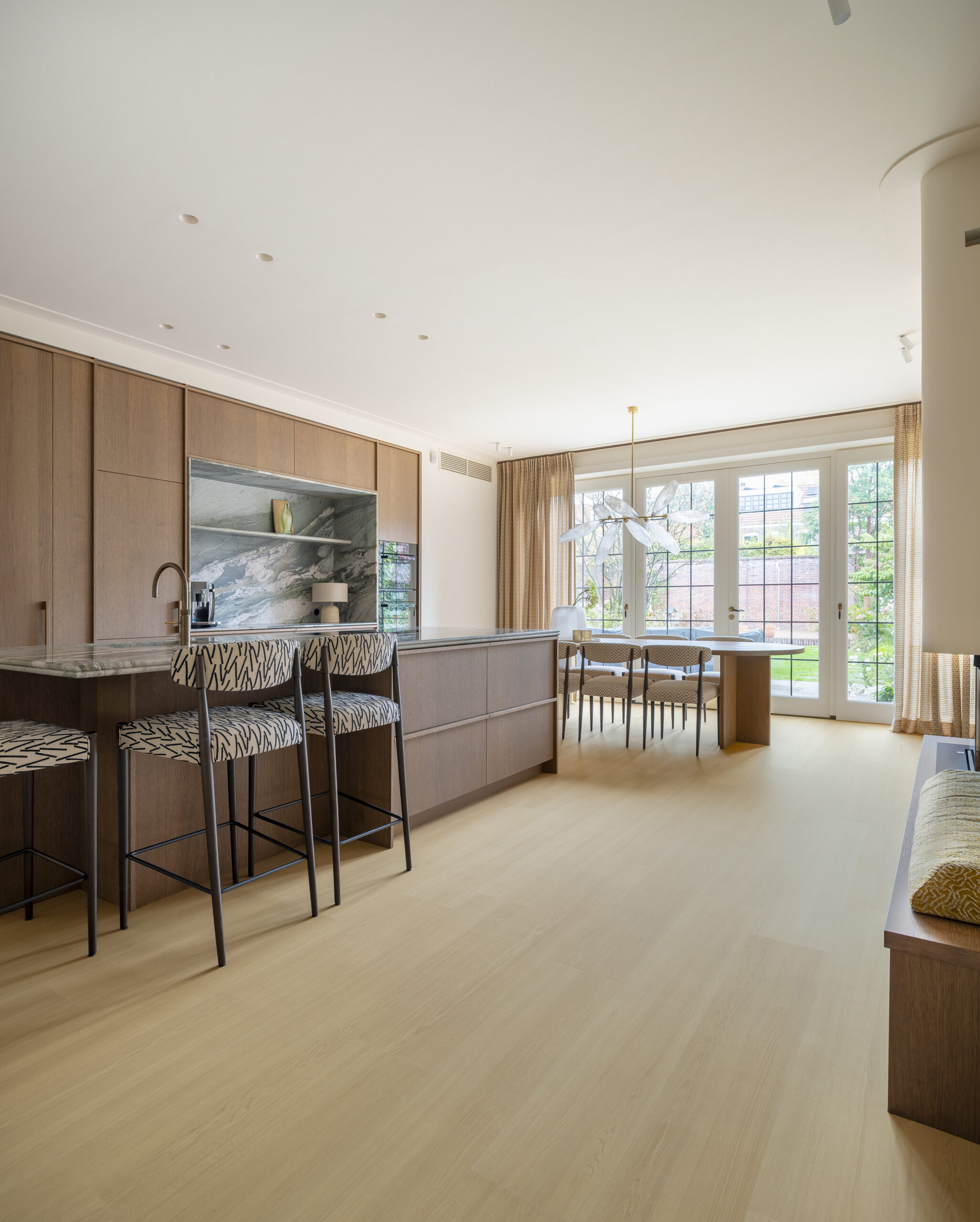 Therdex Select 15131: lichte rechte vloerplanken in een open keuken met houten kasten