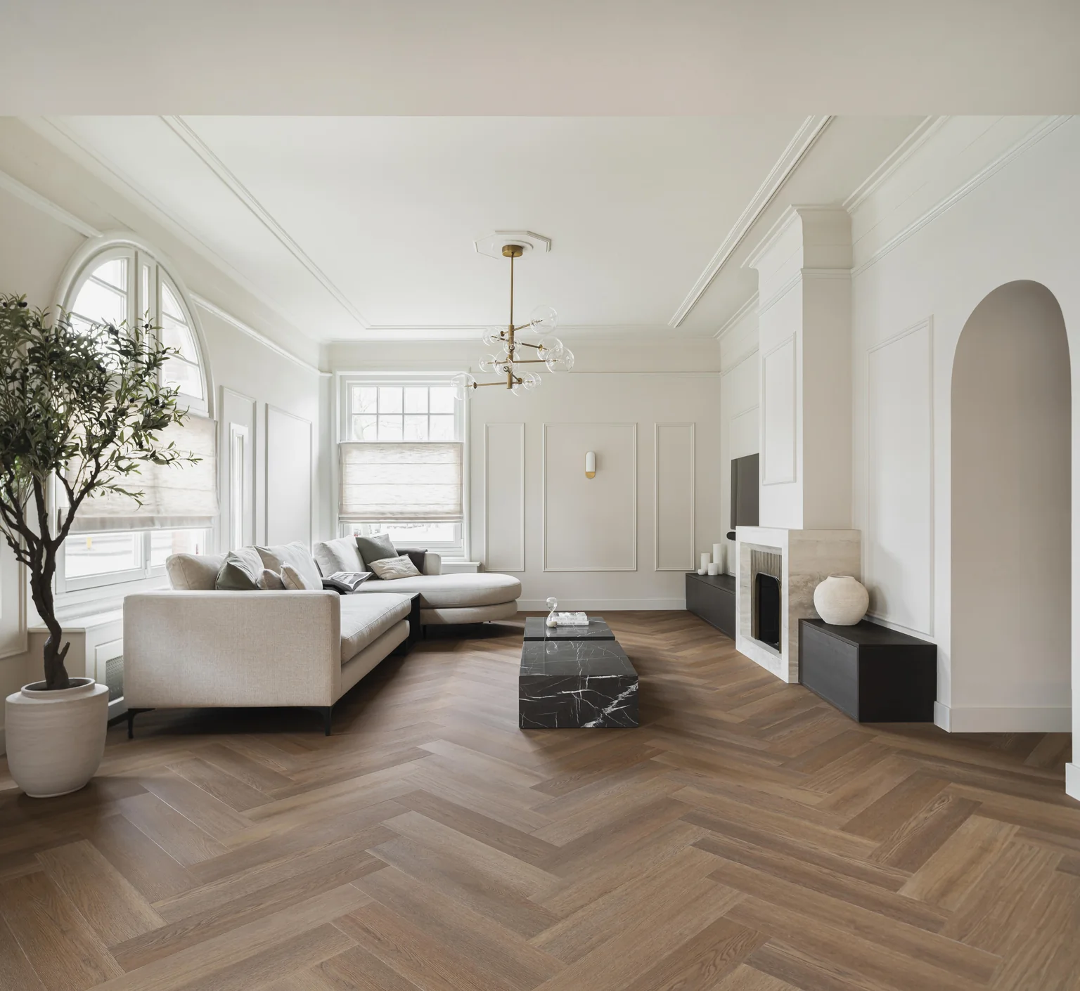 Therdex Premier 7585: warme visgraatvloer in een lichte woonkamer met een beige hoekbank